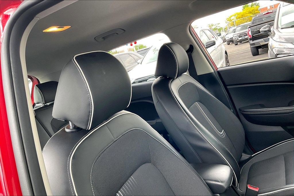 Used 2023 Hyundai Venue Limited FWD image 21