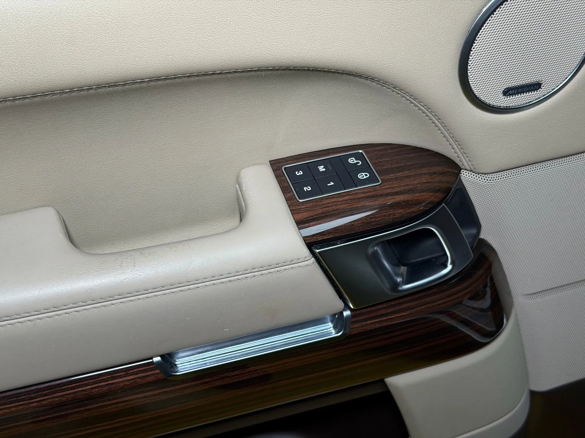 Used 2016 Land Rover Range Rover HSE image 40