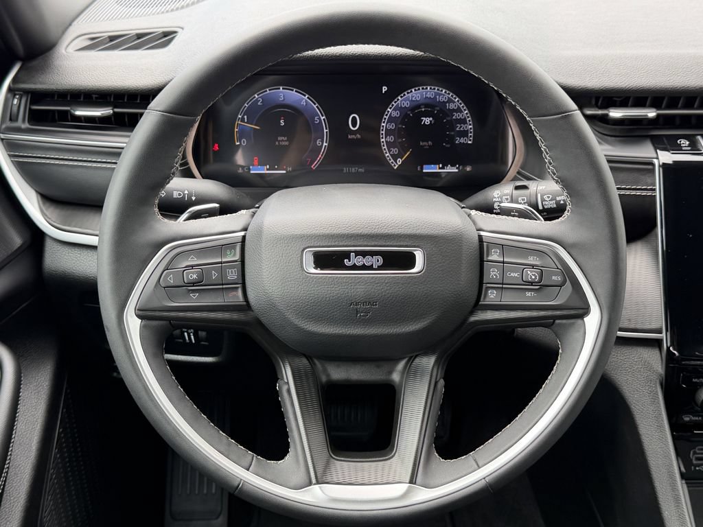 Used 2025 Jeep Grand Cherokee Altitude AWD/4WD image 15