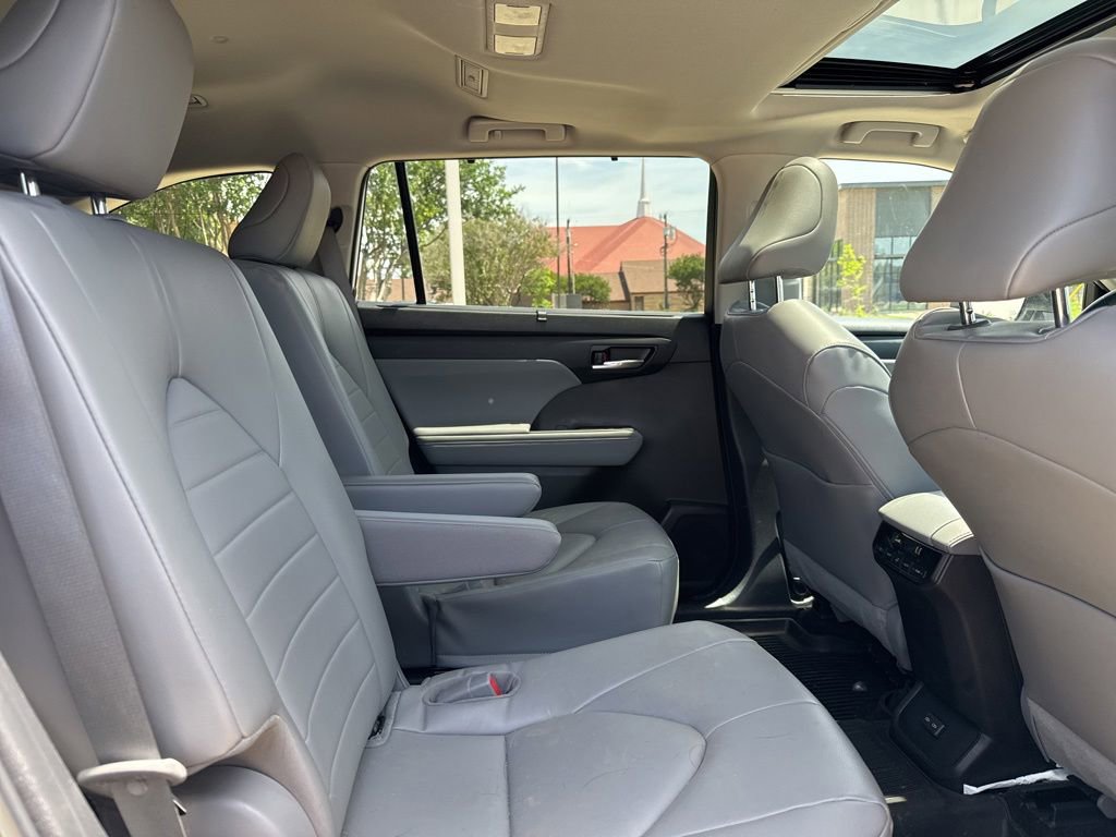 Used 2023 Toyota Highlander XLE AWD/4WD image 10