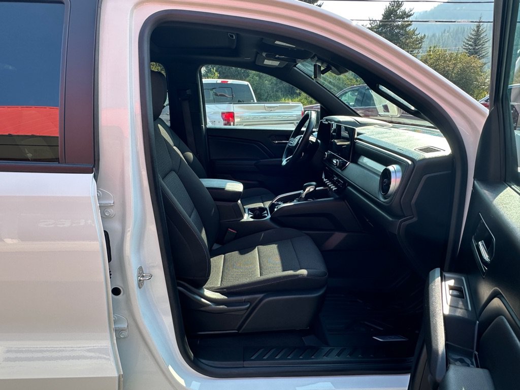 Used 2023 Chevrolet Colorado LT w/ LT Convenience Package II AWD/4WD image 4