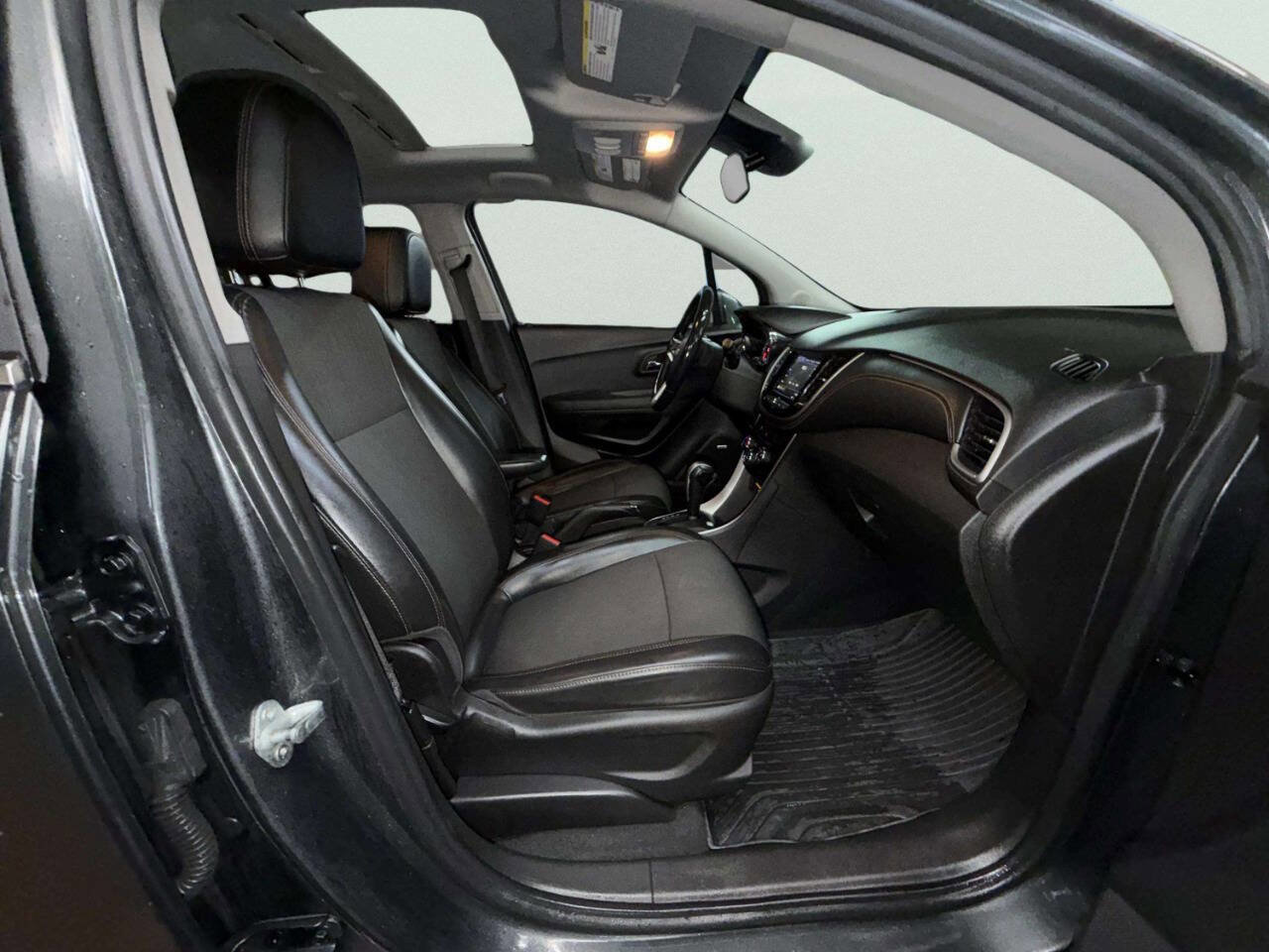 Used 2019 Chevrolet Trax LT w/ Sun & Sound Package AWD/4WD image 26