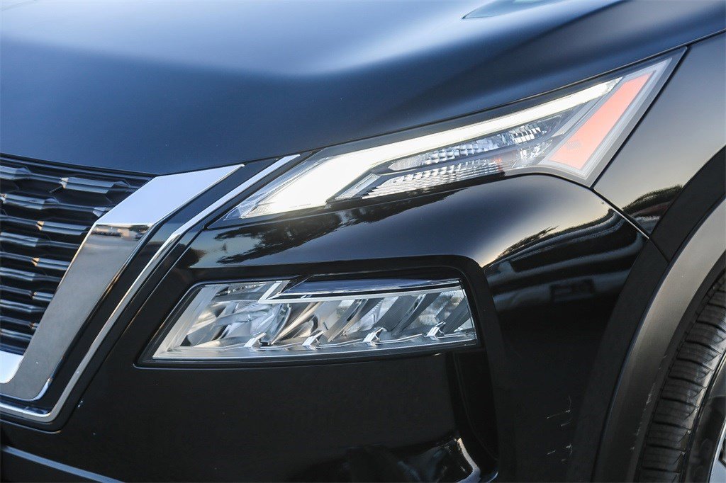 Used 2023 Nissan Rogue SV image 4