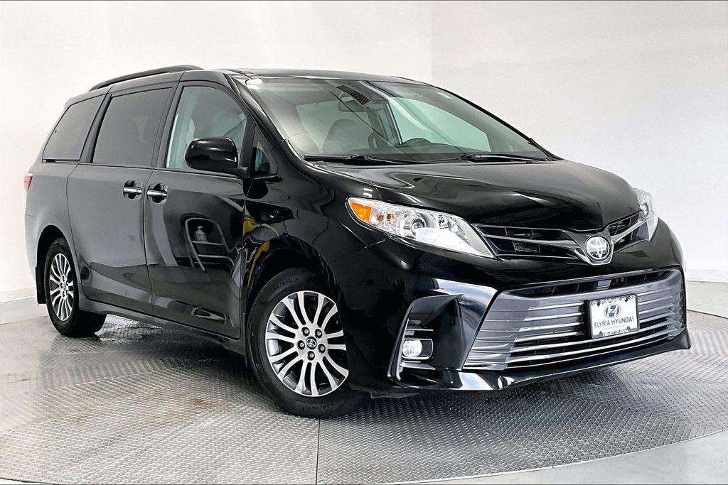 Used 2019 Toyota Sienna XLE w/ XLE Navigation Package FWD image 11