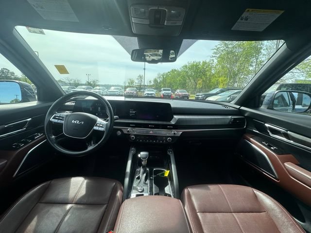 Used 2024 Kia Telluride EX w/ EX Captain's Chair Package FWD image 2
