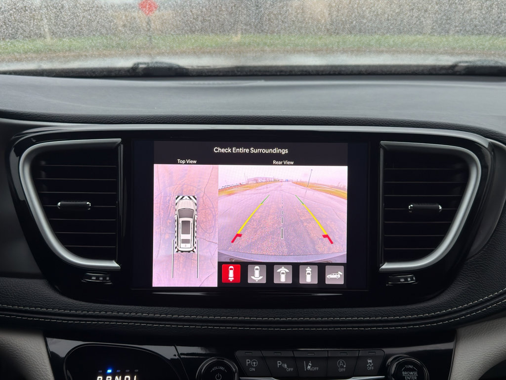Used 2024 Chrysler Pacifica Touring-L image 25