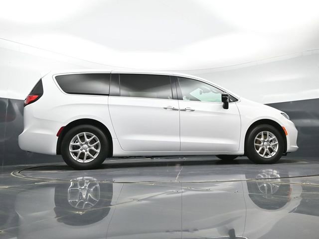 Used 2025 Chrysler Pacifica Select image 45