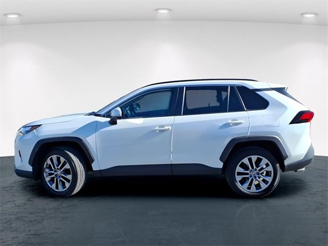 Used 2022 Toyota RAV4 XLE Premium image 3