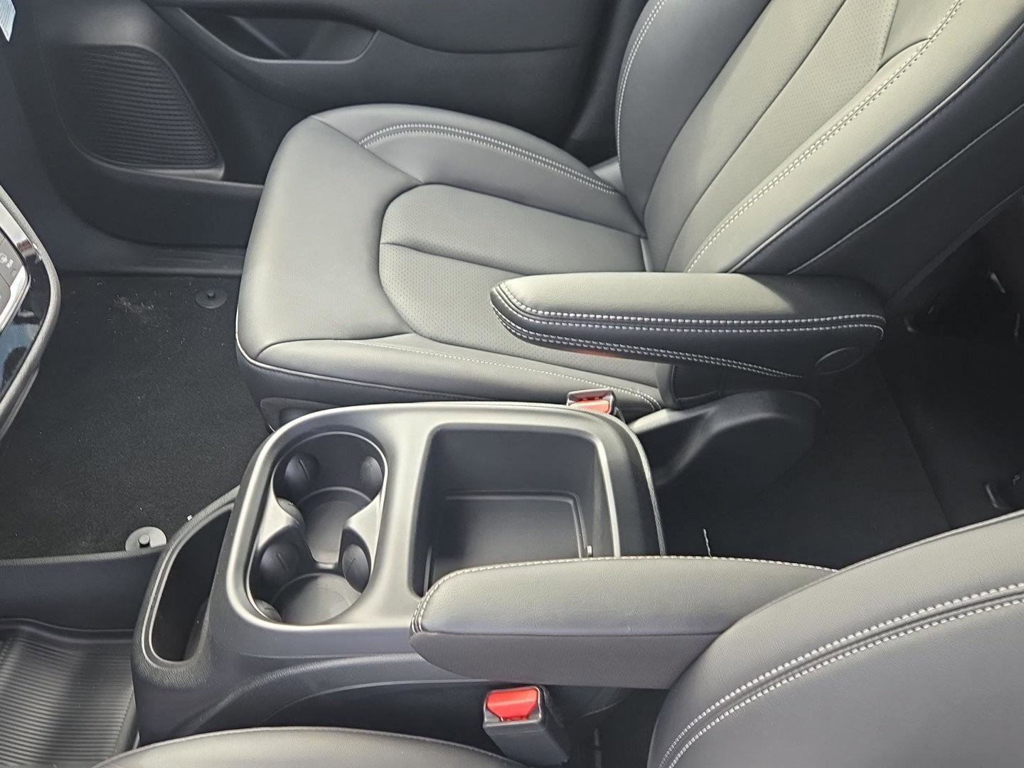 New 2026 Chrysler Pacifica Select image 16