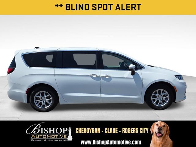 Used 2023 Chrysler Pacifica Touring-L FWD image 14