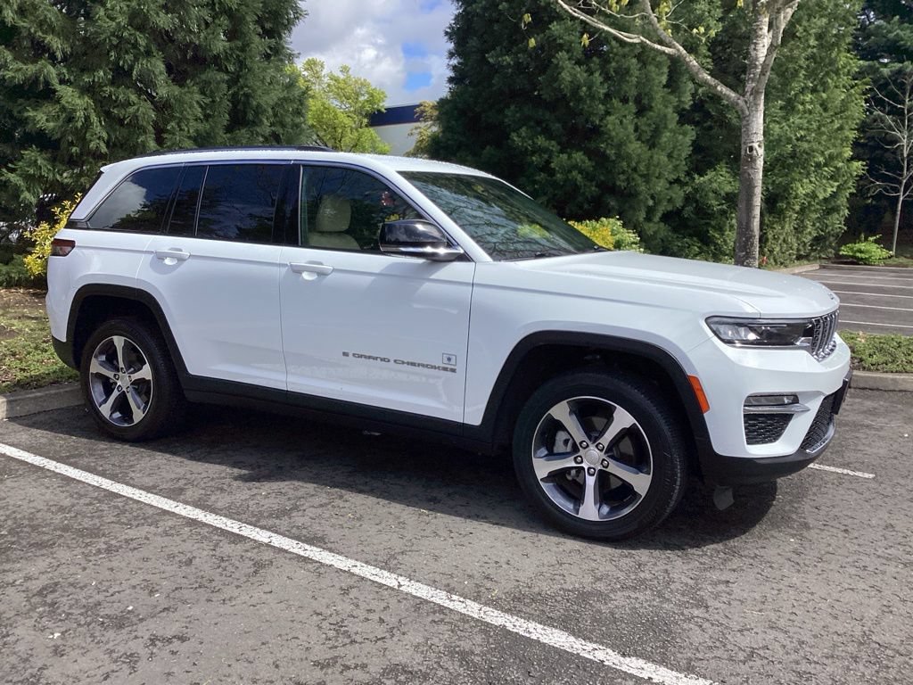 Used 2023 Jeep Grand Cherokee Limited w/ Trailer Tow Prep Group (B) AWD/4WD image 8