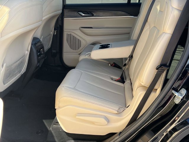 Used 2023 Jeep Grand Cherokee L Limited AWD/4WD image 16
