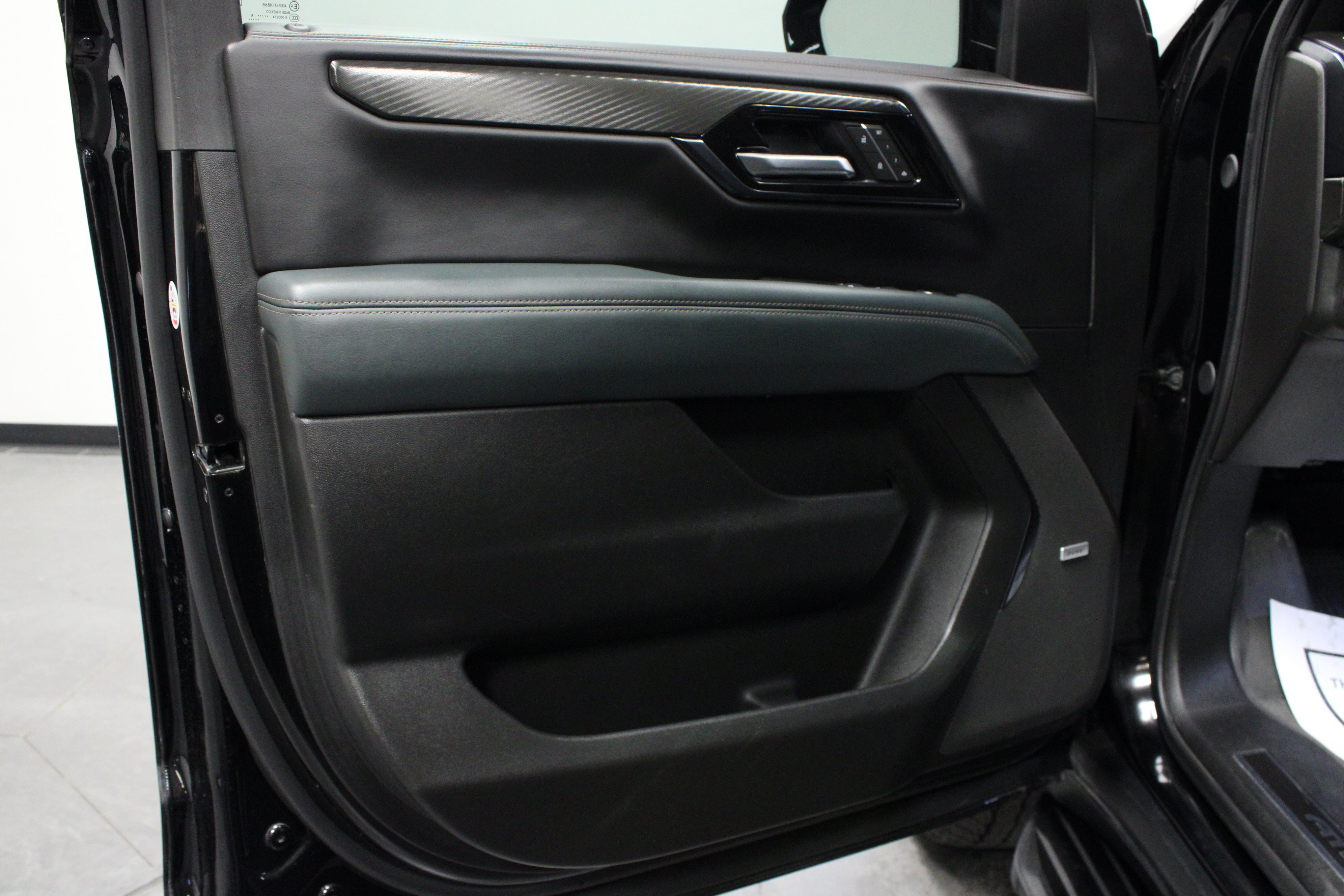 Used 2025 GMC Yukon AT4 AWD/4WD image 11