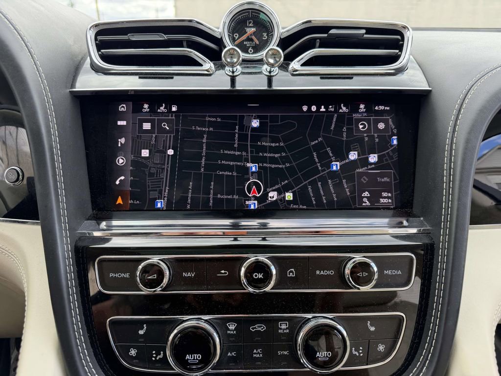 Used 2022 Bentley Bentayga AWD/4WD image 31