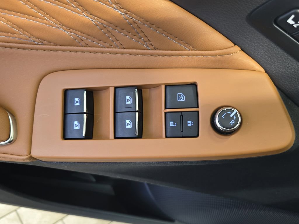 Used 2020 Toyota Avalon Limited image 28