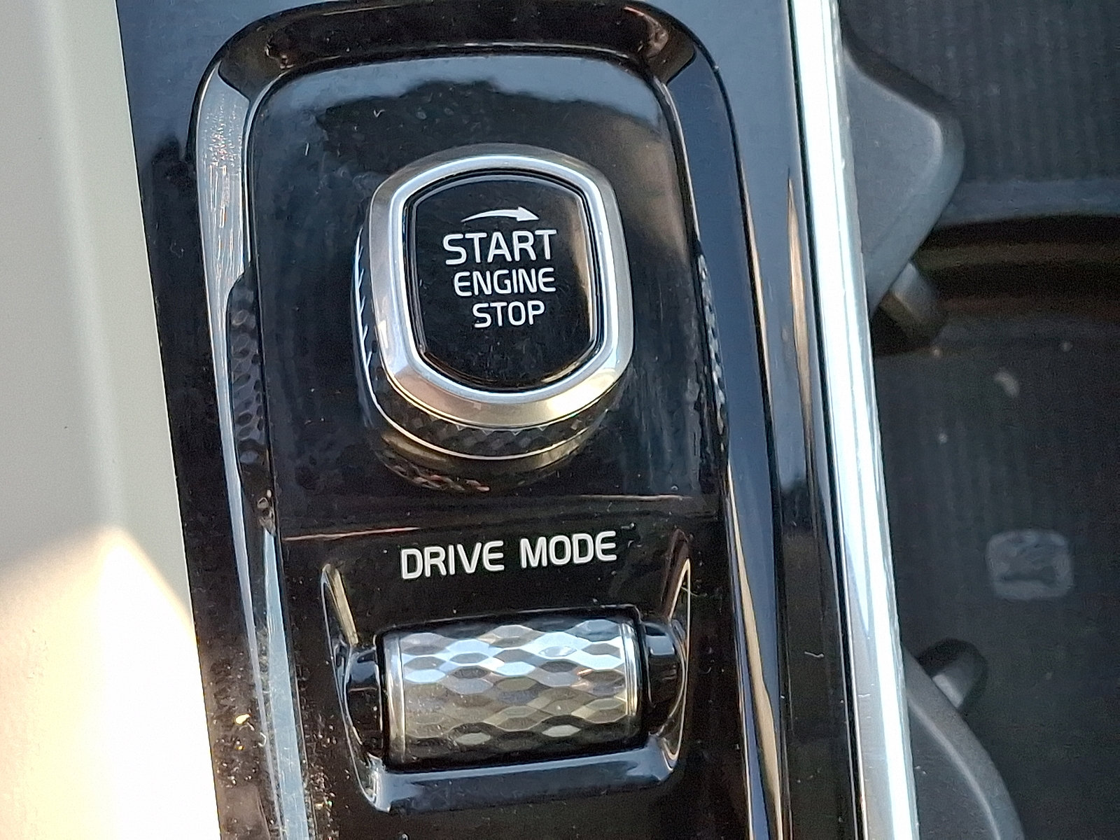 Used 2019 Volvo XC60 T6 Momentum w/ Multimedia Package image 27