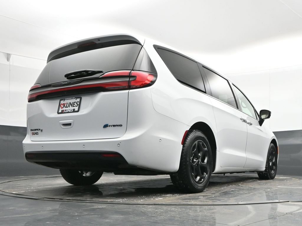 Used 2024 Chrysler Pacifica Select image 45