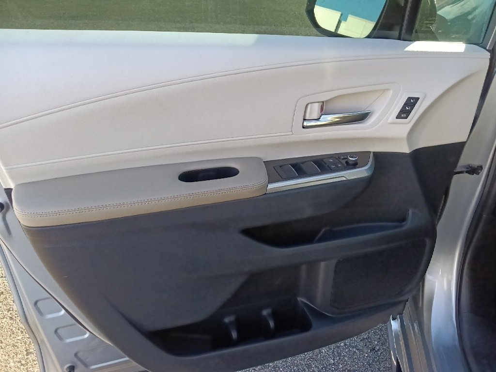 Used 2022 Toyota Sienna Limited image 11