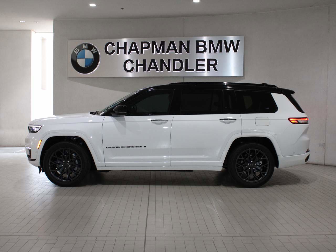 Used 2024 Jeep Grand Cherokee L Summit AWD/4WD image 3