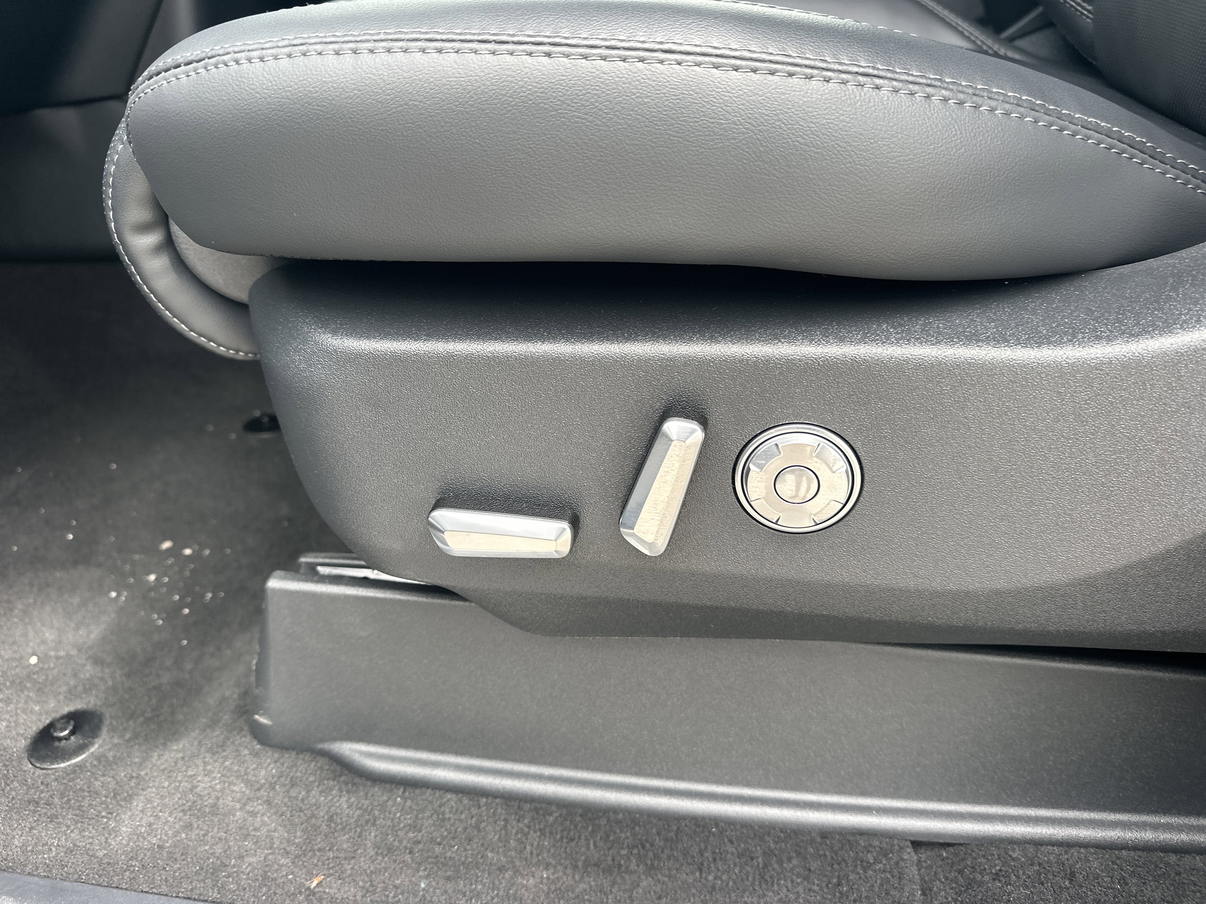 New 2026 Lincoln Navigator L Premier AWD/4WD image 18