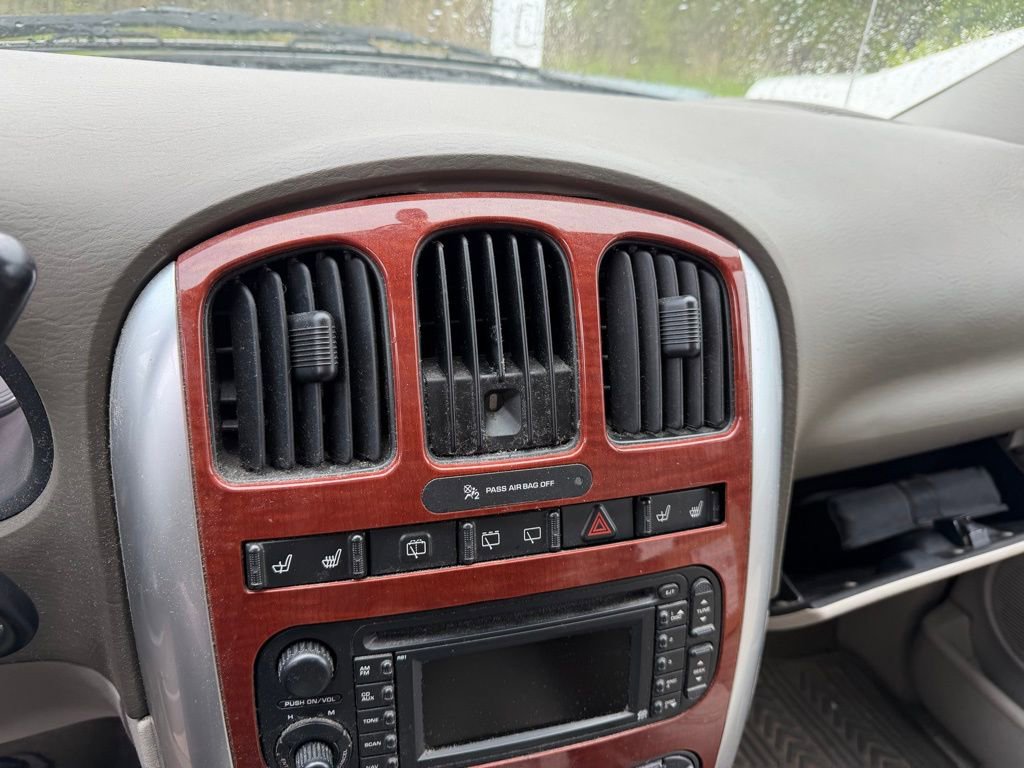 Used 2007 Chrysler Town & Country Limited FWD image 10