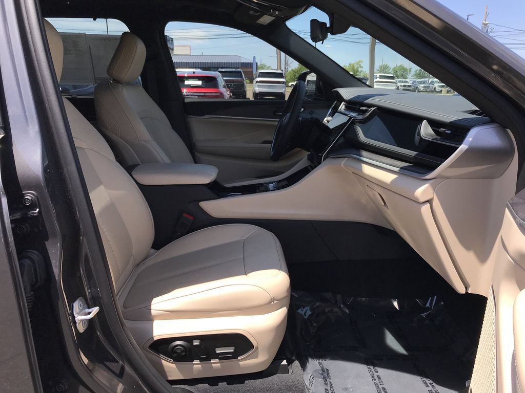 Used 2022 Jeep Grand Cherokee Limited 4xe w/ Luxury Tech Group II AWD/4WD image 17