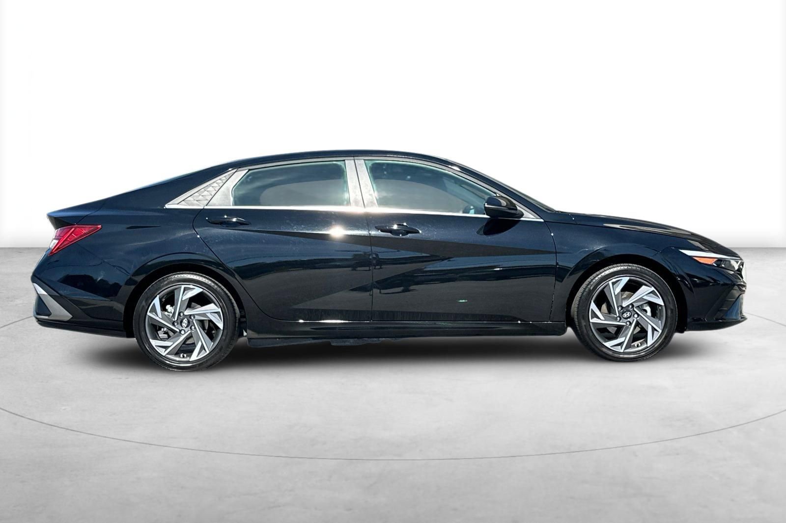 Certified 2025 Hyundai Elantra Limited image 9