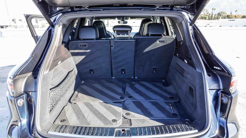 Used 2023 Porsche Cayenne Platinum Edition image 31