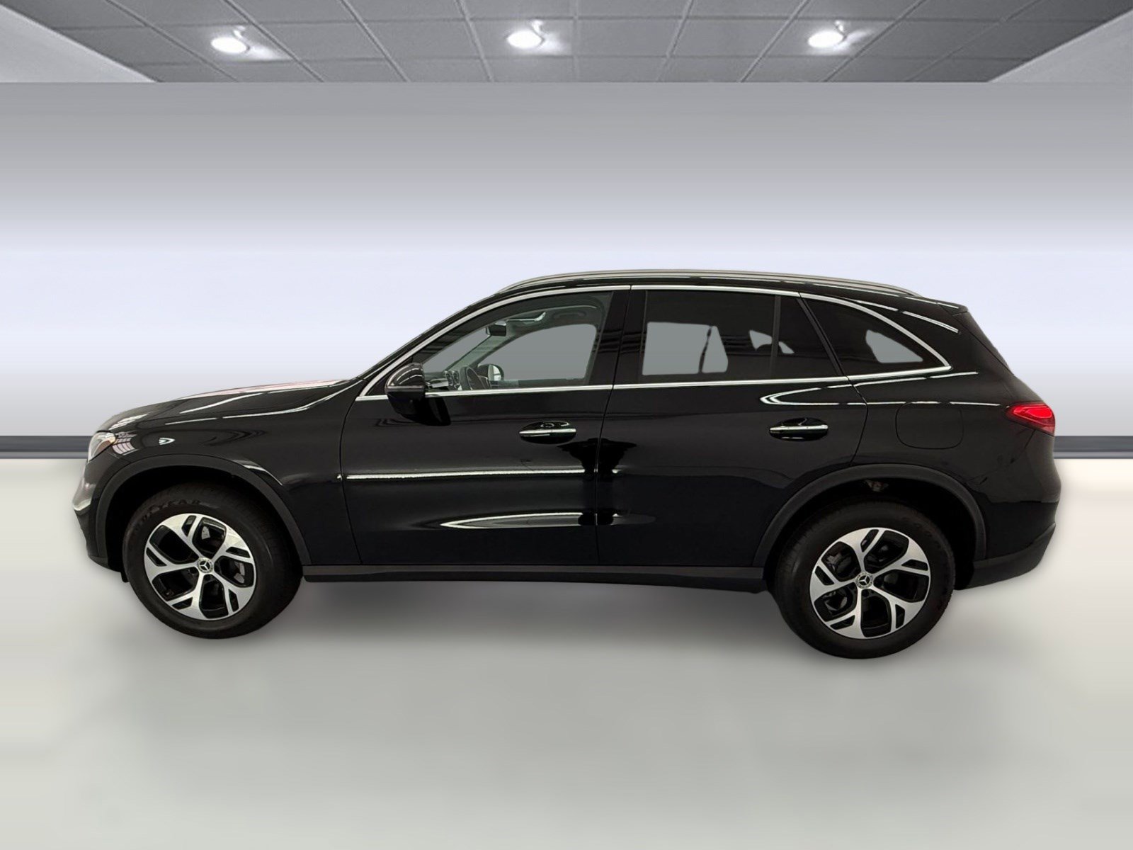 Used 2025 Mercedes-Benz GLC 350e 4MATIC image 2