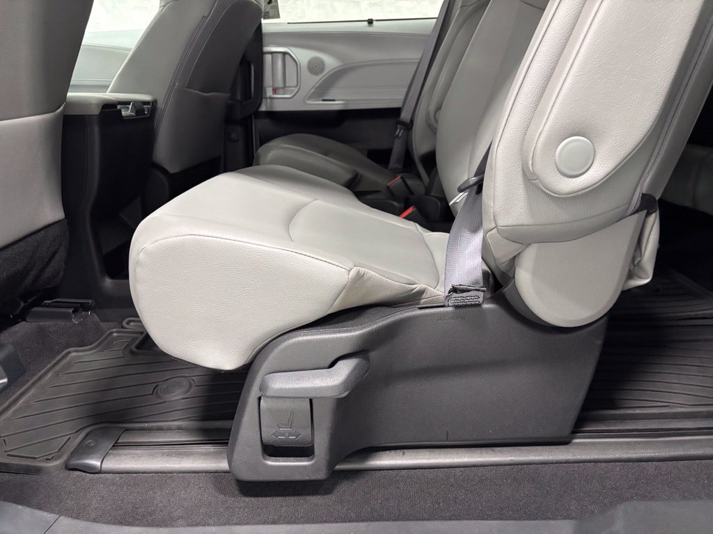 Used 2025 Toyota Sienna XLE AWD/4WD image 43