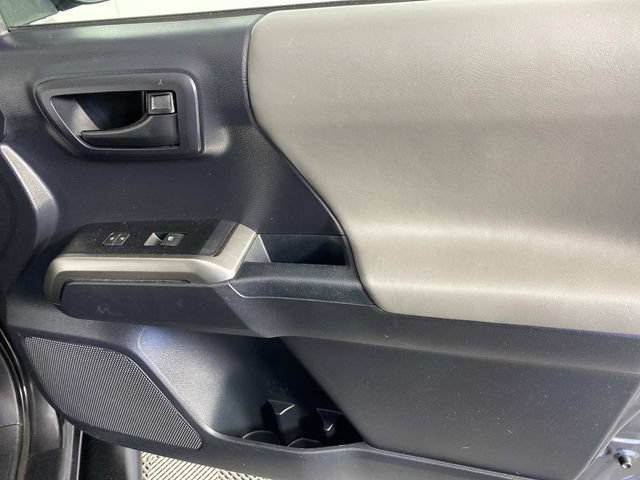 Used 2018 Toyota Tacoma SR5 AWD/4WD image 23