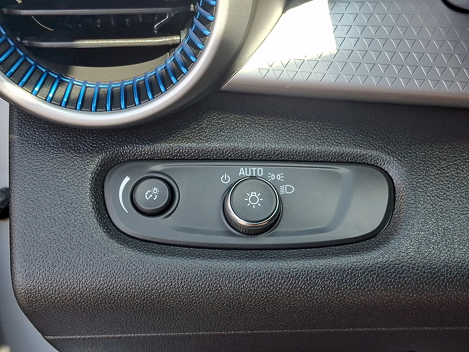 Used 2024 Chevrolet Trax LS w/ LS Convenience Package FWD image 24