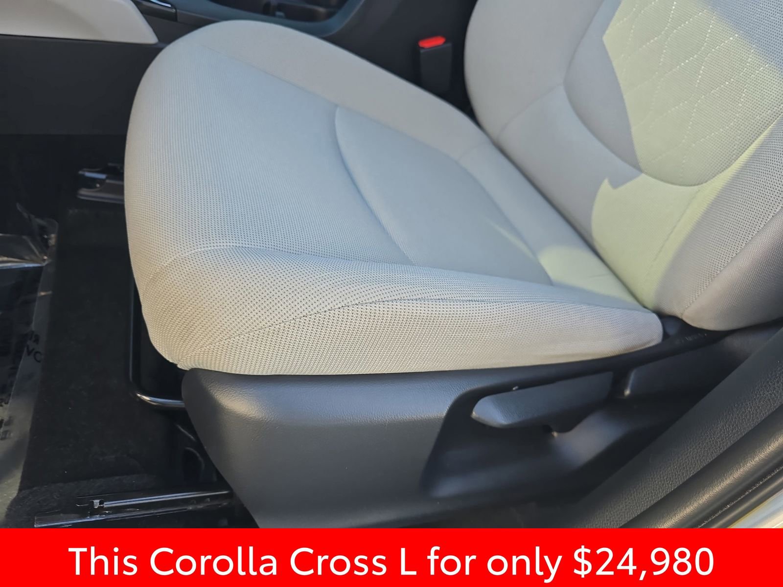 Used 2024 Toyota Corolla Cross L image 35