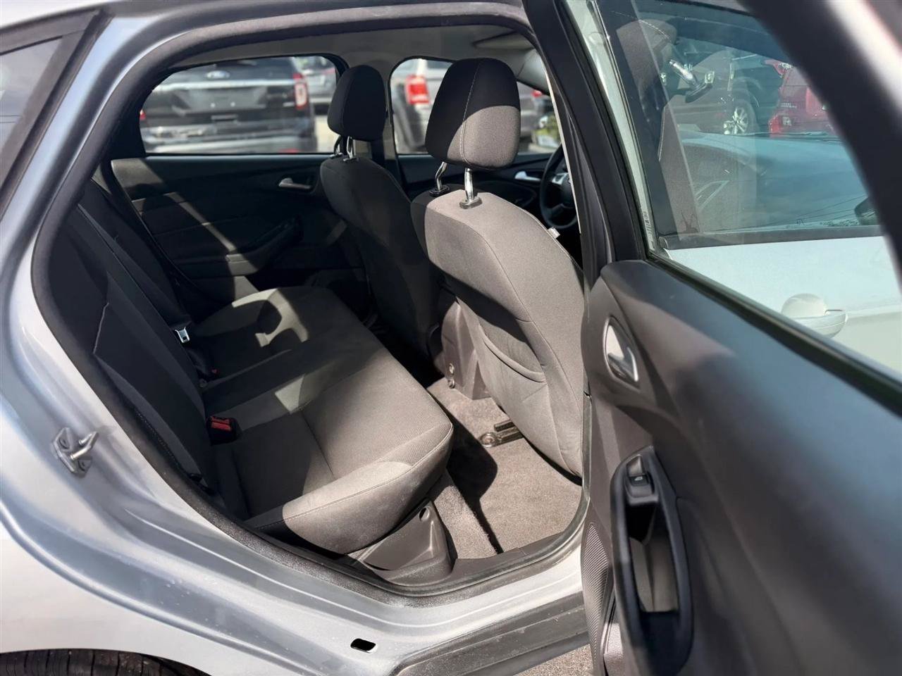 Used 2012 Ford Focus SE FWD image 23