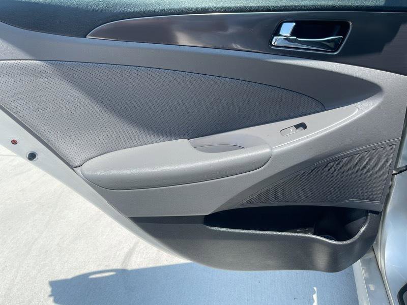 Used 2014 Hyundai Sonata Limited w/ Panoramic Sunroof Package 02 FWD image 15