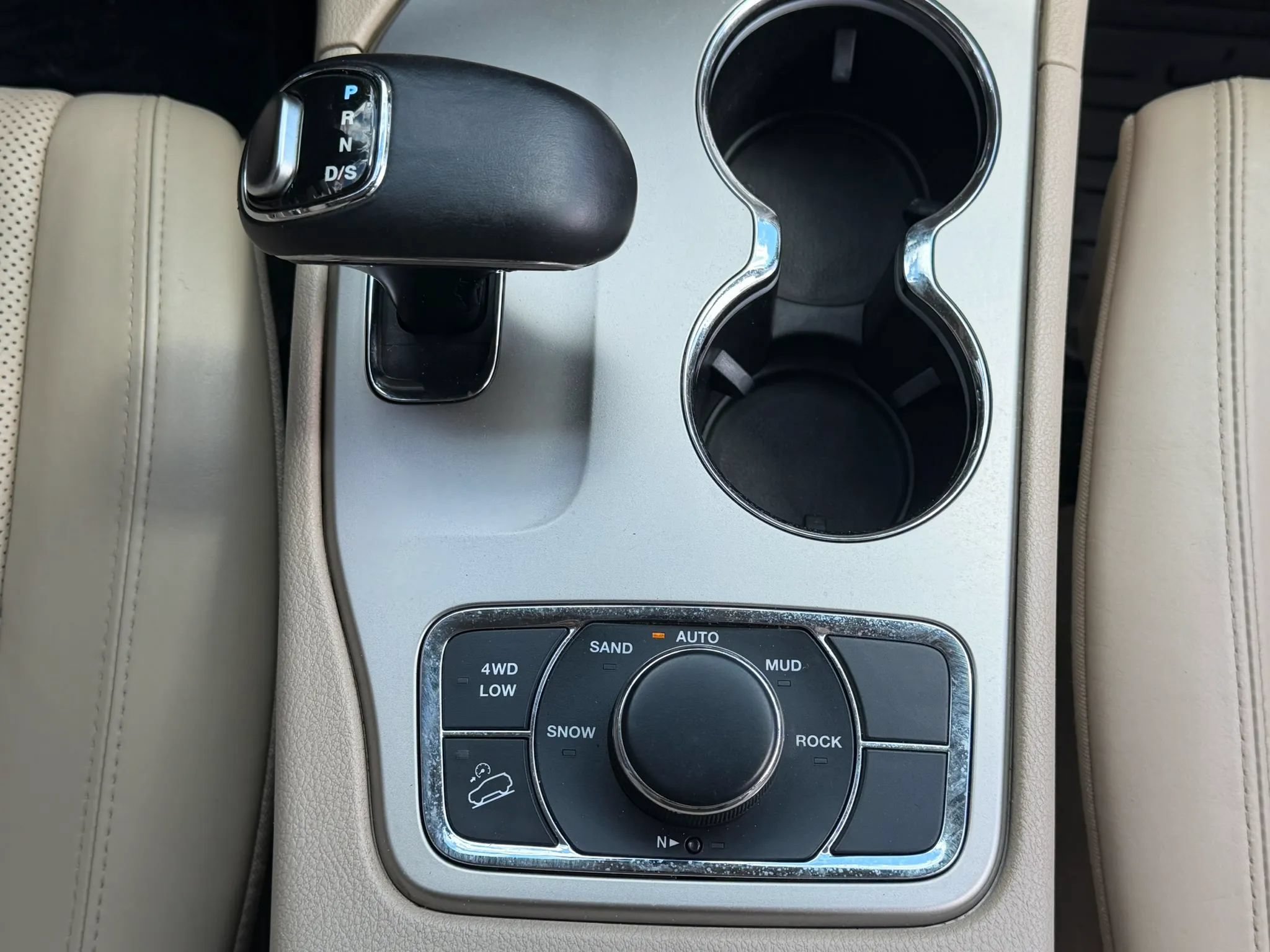 Used 2014 Jeep Grand Cherokee Limited w/ Luxury Group II AWD/4WD image 25