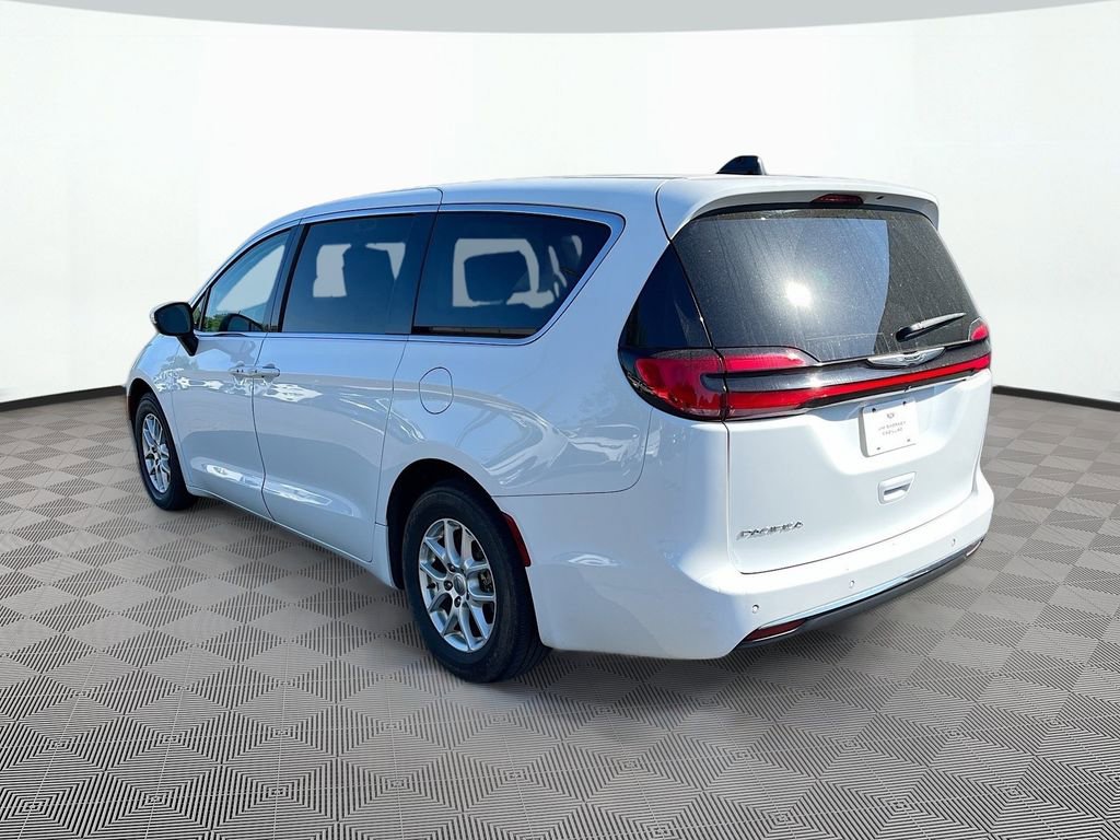 Used 2023 Chrysler Pacifica Touring-L FWD image 8