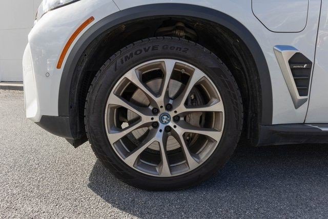 Used 2024 BMW X5 xDrive50e image 2