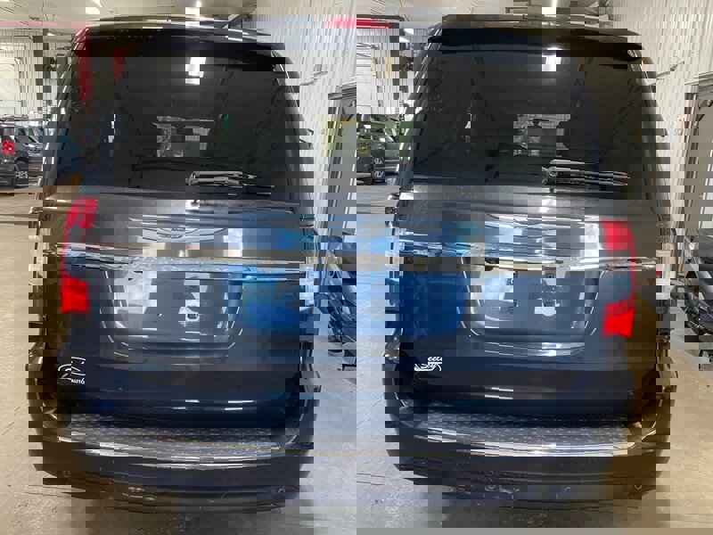 Used 2014 Chrysler Town & Country Touring-L w/ Driver Convenience Group image 7