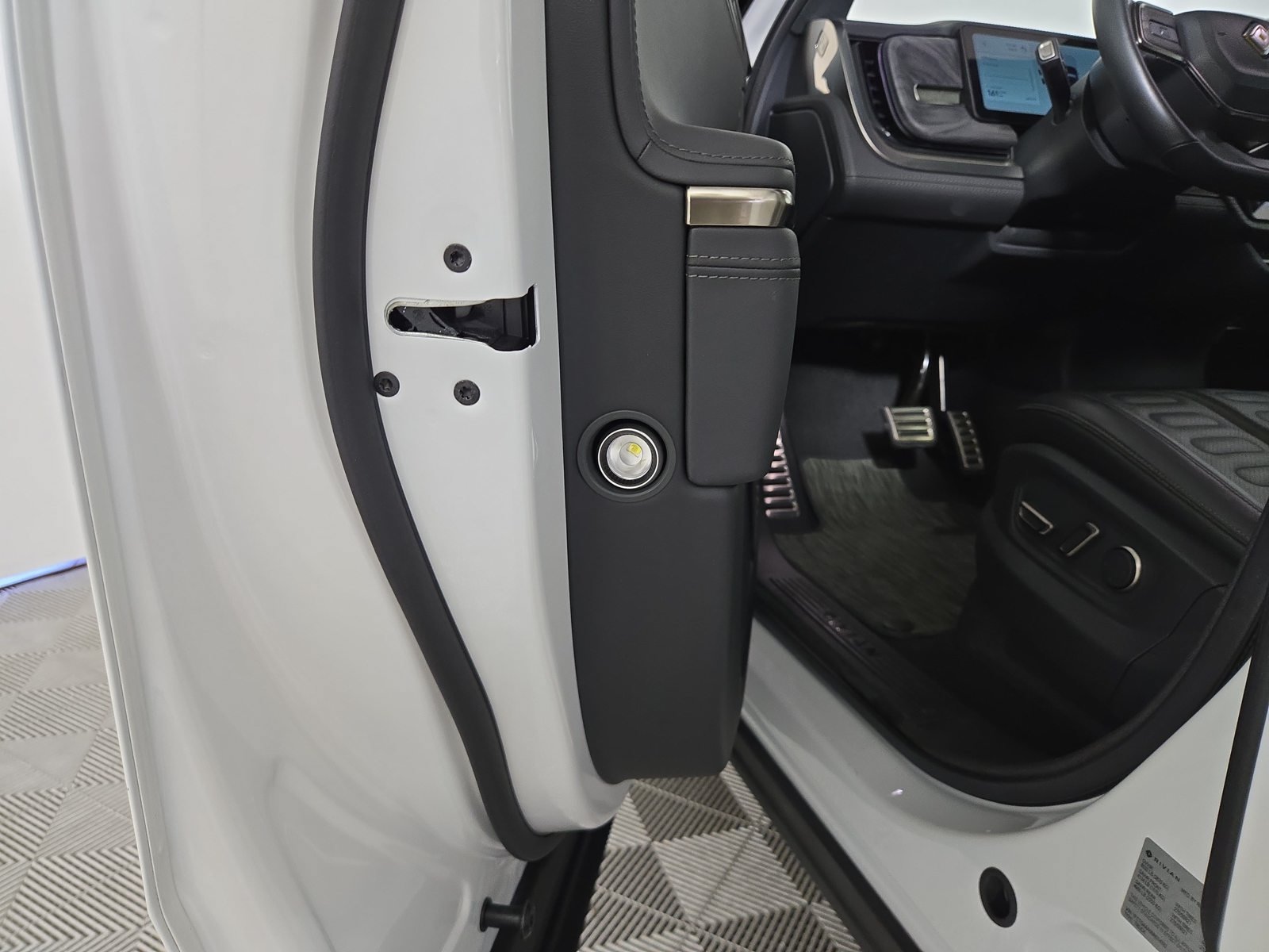 Used 2022 Rivian R1T Adventure AWD/4WD image 30