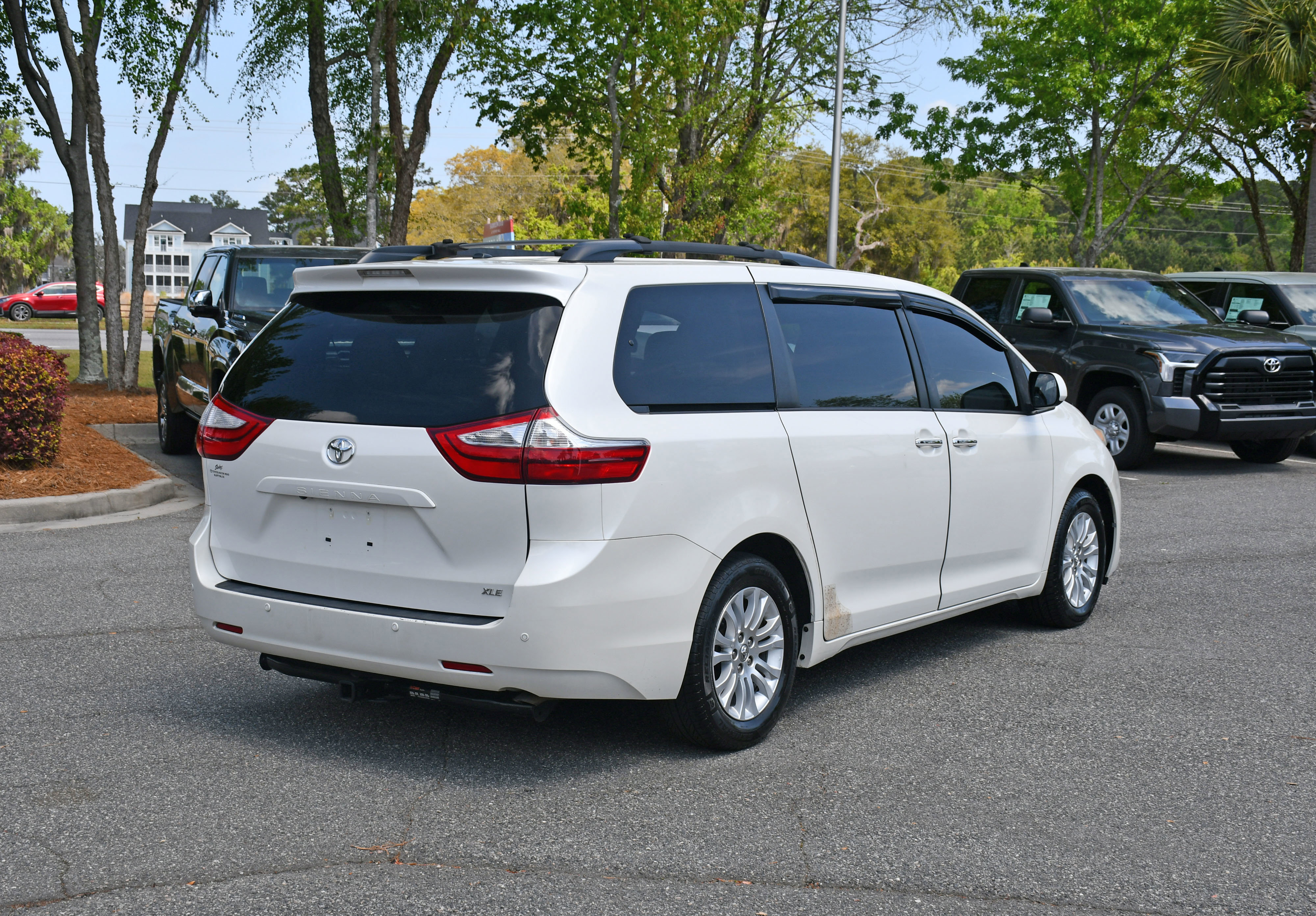 Used 2017 Toyota Sienna XLE w/ XLE Navigation Package FWD image 4