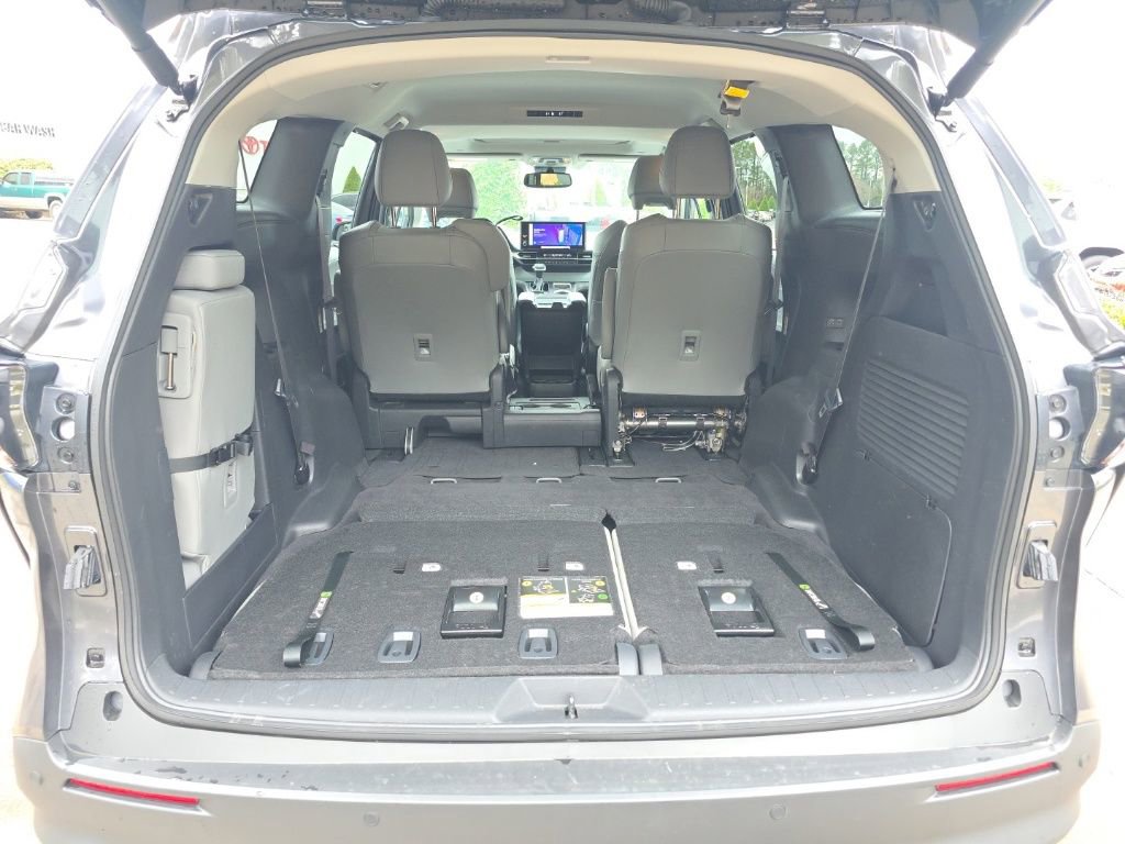 Used 2025 Toyota Sienna XLE image 40