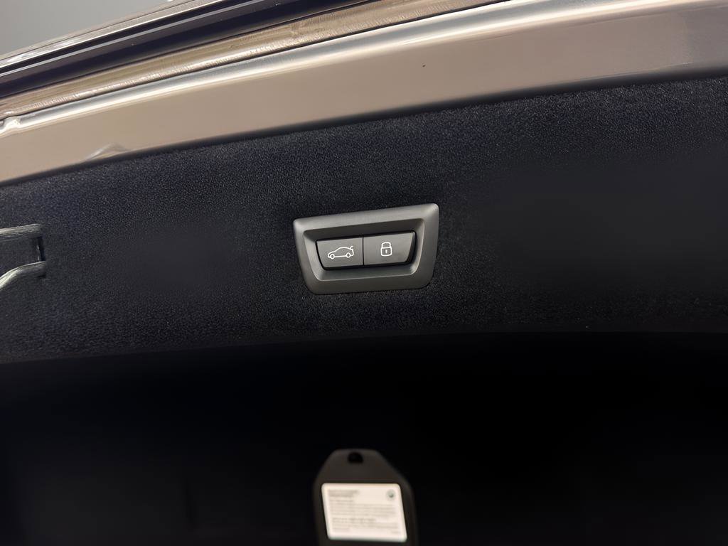 Used 2024 BMW 740i w/ Premium Package image 25