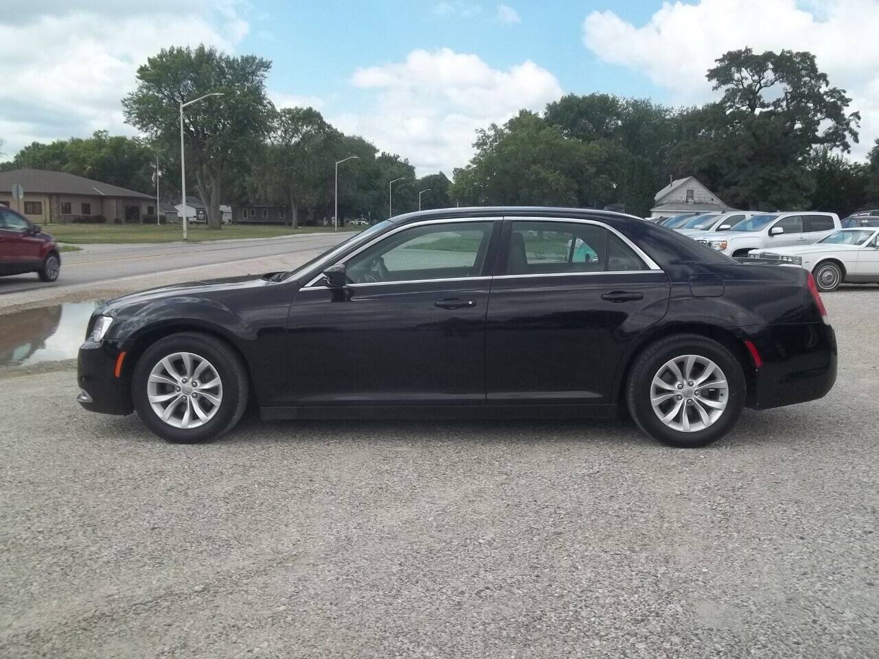 Used 2015 Chrysler 300 Limited RWD image 1