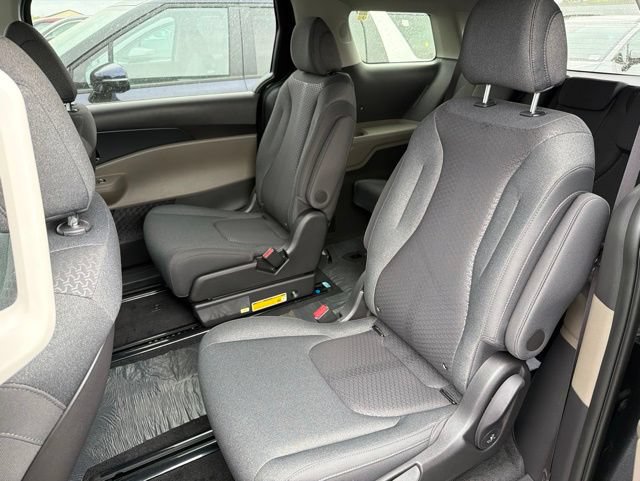 New 2026 Kia Carnival LX FWD image 8