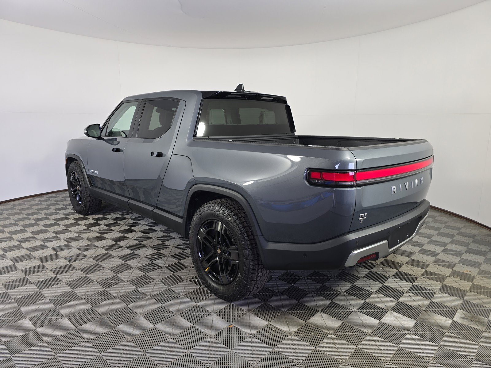 Used 2024 Rivian R1T Adventure AWD/4WD image 3