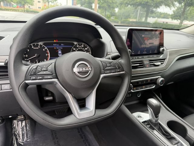 Used 2025 Nissan Altima 2.5 SV FWD image 14