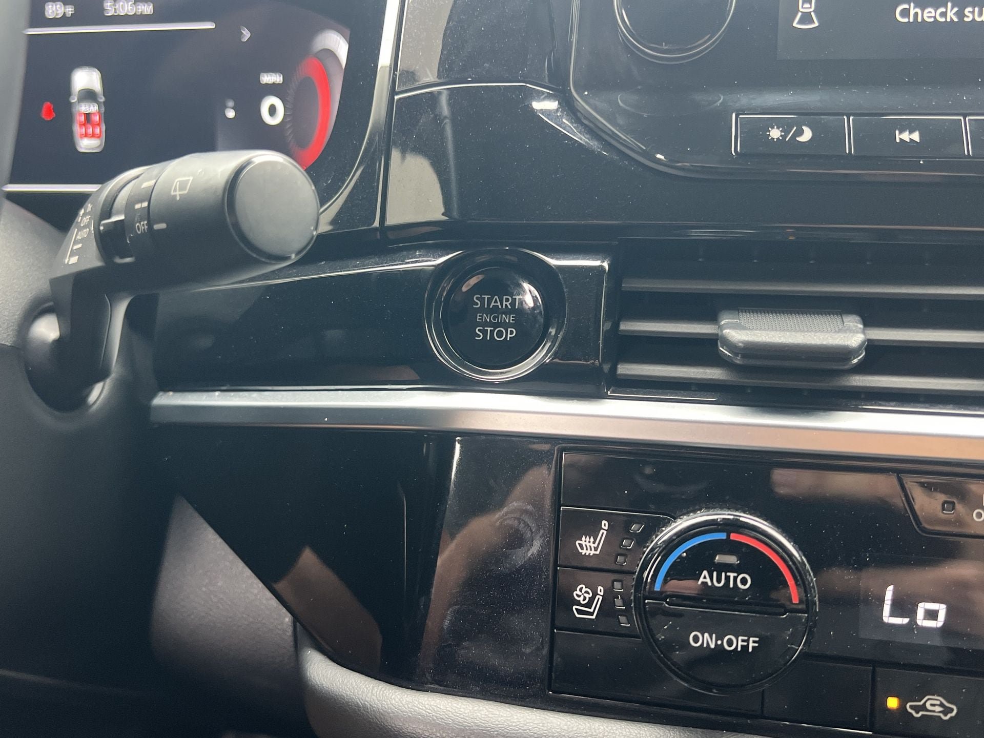 Used 2025 Nissan Pathfinder Platinum FWD image 6