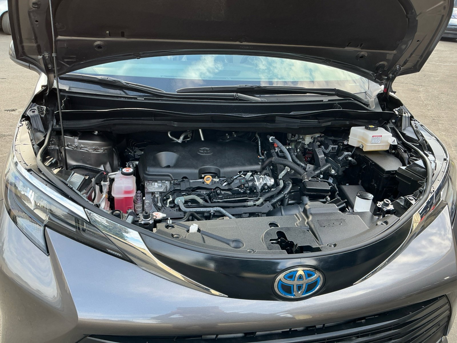 Used 2024 Toyota Sienna XLE FWD image 23