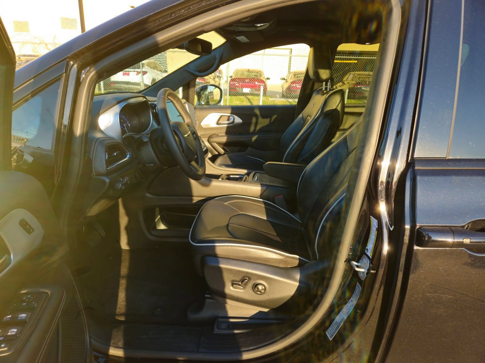 Used 2025 Chrysler Pacifica Limited FWD image 5